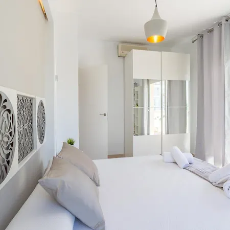 Sunny With Communal Pool Apartamento *